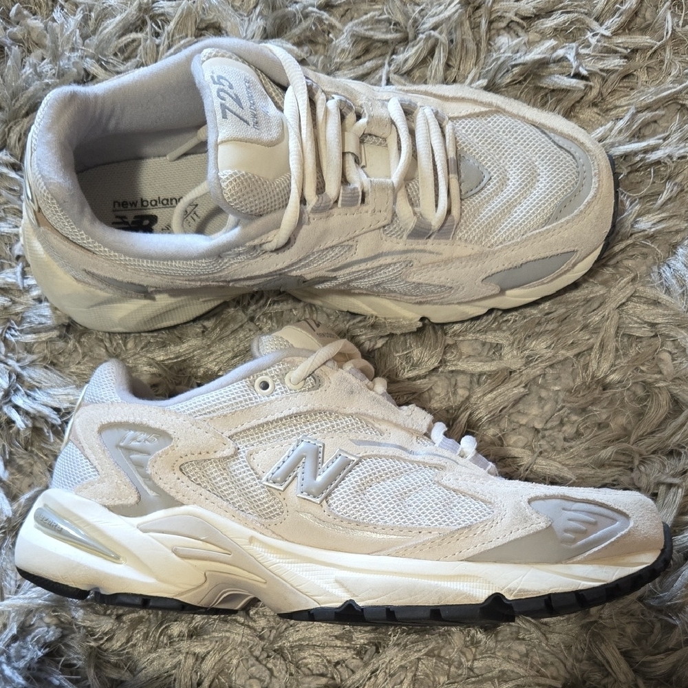 New Balance 725 Women size 7 Off-White and Light Gray Sneakers
